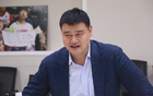 不当主席后忙啥?姚明微微一笑:吃饭、睡觉、打魔兽!